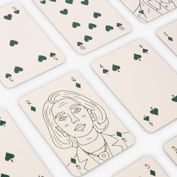 ما هو الخط الذي تستخدمه بطاقة اللعب القياسية الطباعة والتصميم